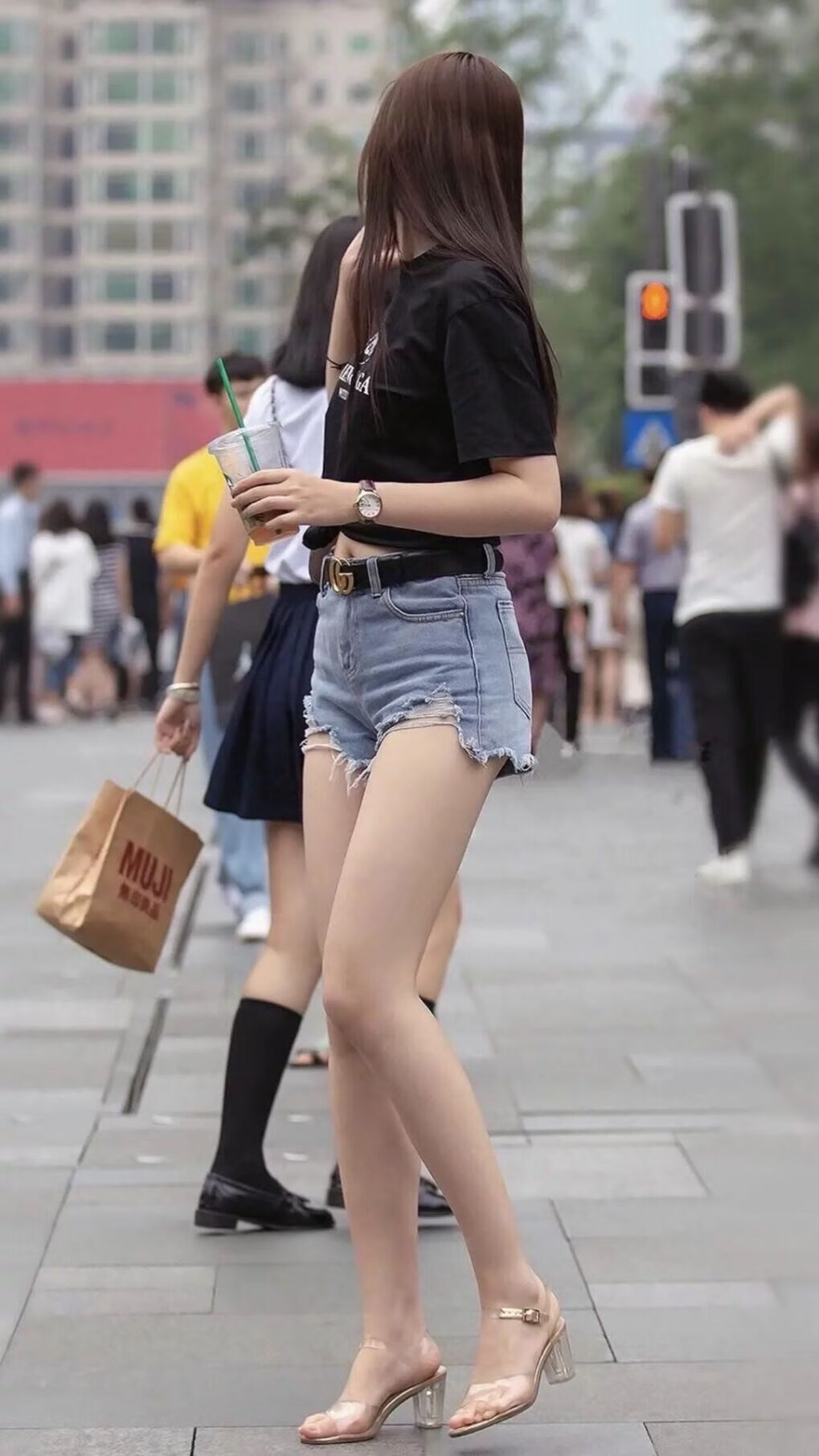 爱游戏综合娱乐-“拳脚出击，自由搏击赛场硝烟四起！”