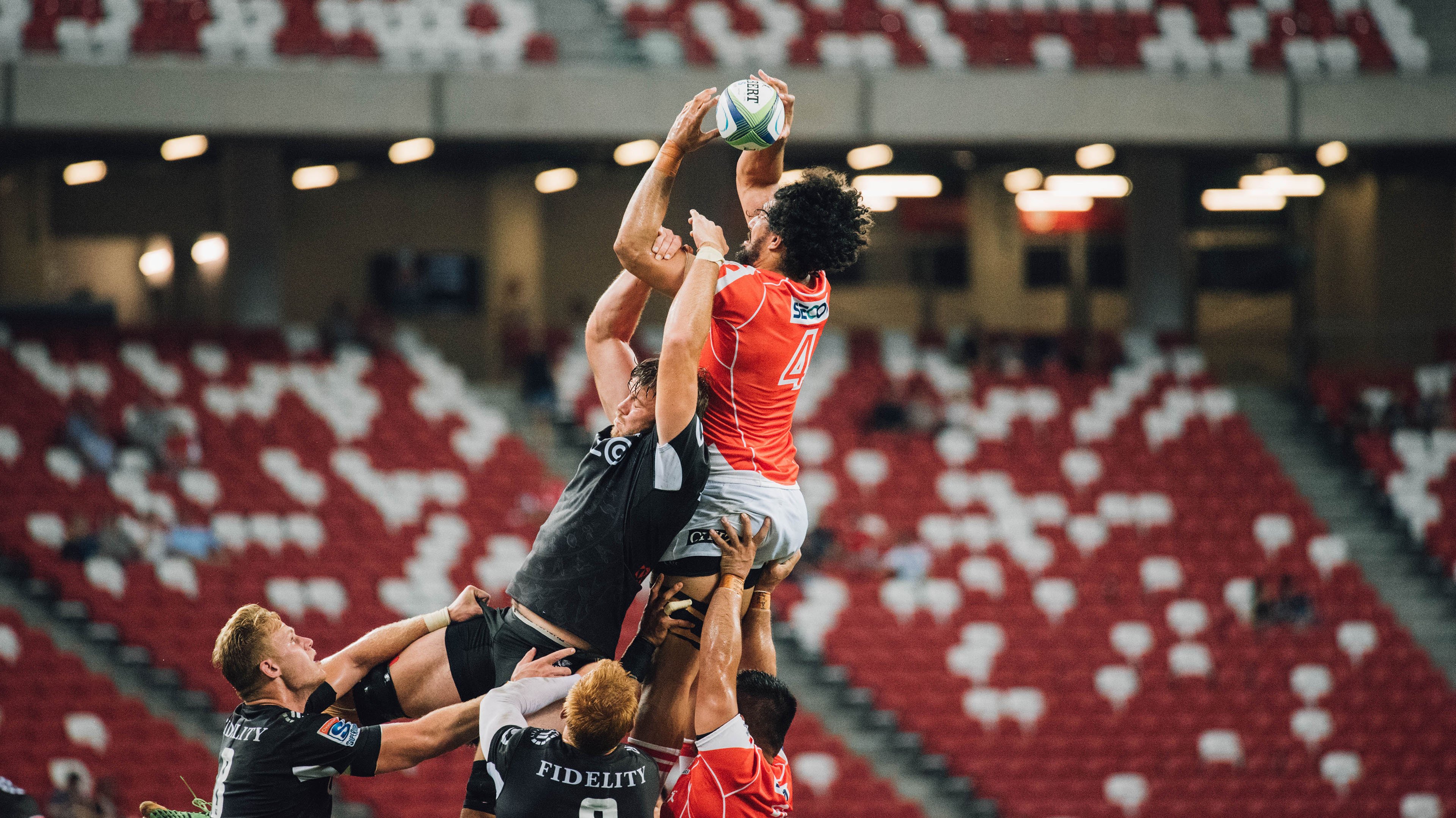 爱游戏大厅-西甲巅峰对决，比分1-0，比赛中门将多次神级扑救，控球率55%，西甲对阵